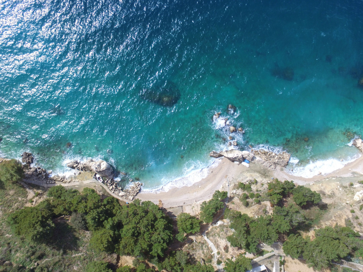 BUILDING LAND NEAR THE SEA, OMIŠ RIVIERA