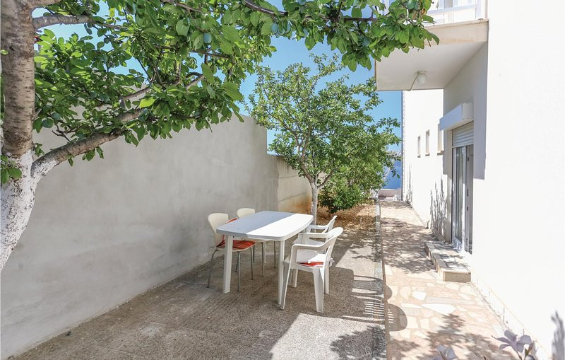 APARTMENT HOUSE, OMIS