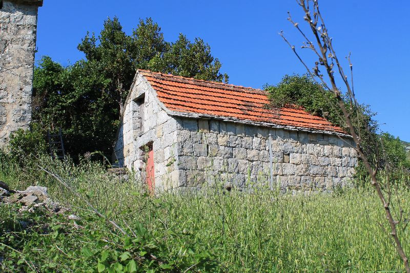 2 KAMENE KUĆE, OKOLICA OMIŠA