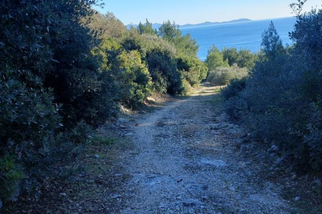 POLJOPRIVREDNO ZEMLJIŠTE S MOGUĆNOŠĆU GRADNJE KORČULA