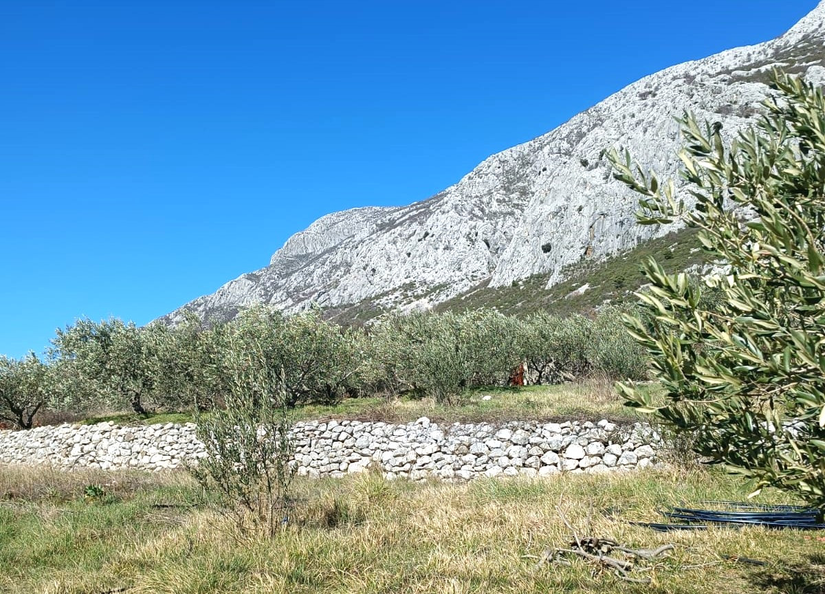 BUILDING LAND OMIŠ INLAND