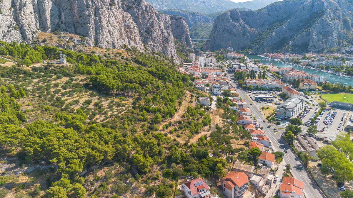 ATRAKTIVNO GRAĐEVINSKO ZEMLJIŠTE OMIŠ, JEDINSTVENA LOKACIJA