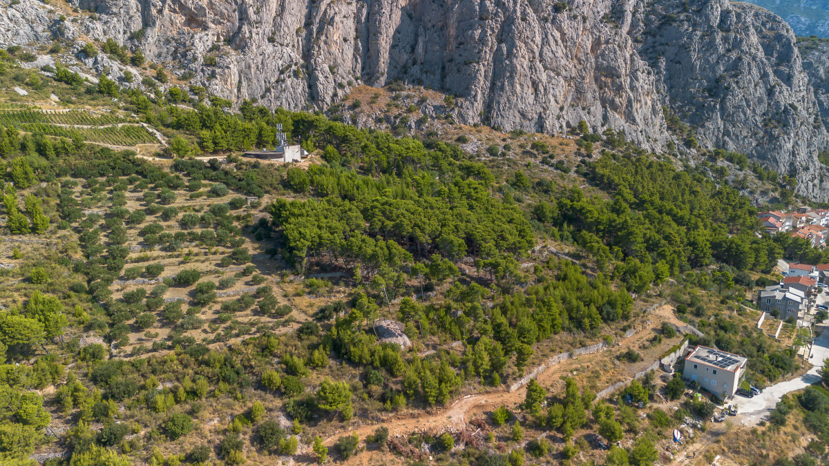 ATRAKTIVNO GRAĐEVINSKO ZEMLJIŠTE OMIŠ, JEDINSTVENA LOKACIJA