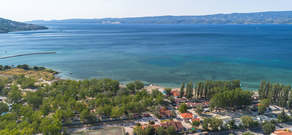 ATRAKTIVNO GRAĐEVINSKO ZEMLJIŠTE OMIŠ, JEDINSTVENA LOKACIJA