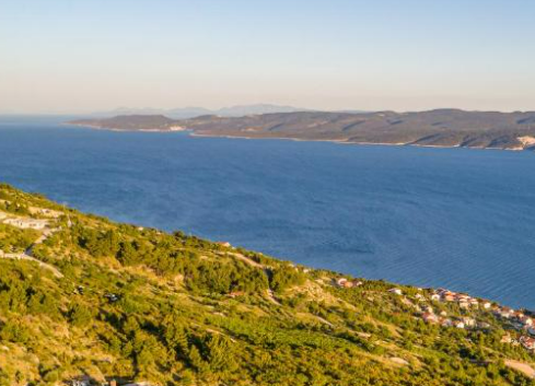 ACKERLAND AN DER RIVIERA VON OMIŠ