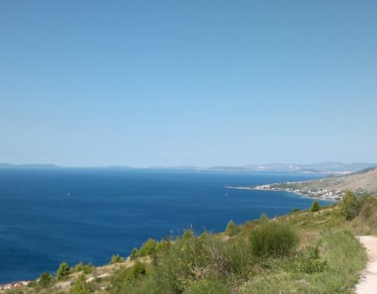 ACKERLAND AN DER RIVIERA VON OMIŠ