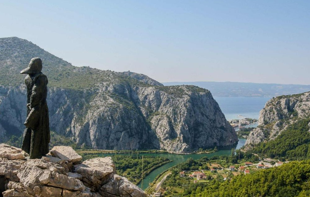 UNIQUE NEW VILLA FOR SALE OMIŠ