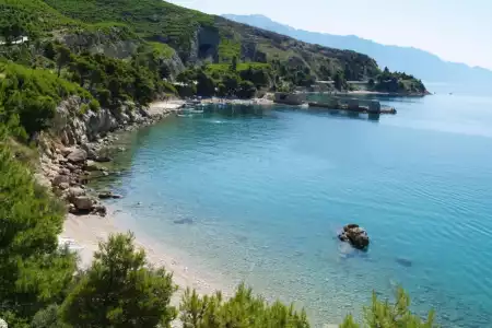 BUILDING LAND CLOSE TO THE SEA