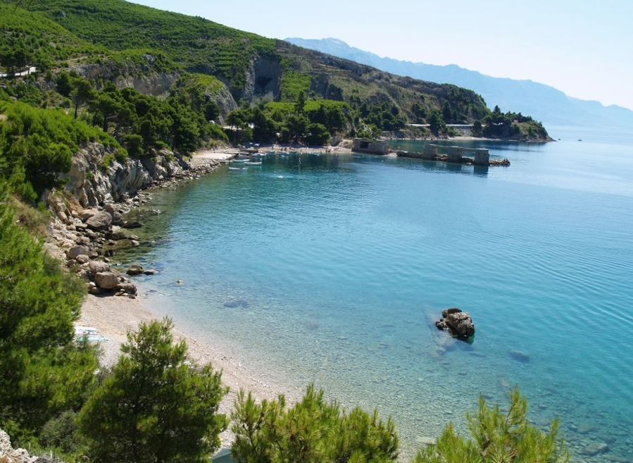 BUILDING LAND CLOSE TO THE SEA